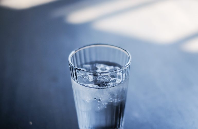 朝、1杯の水を飲む
